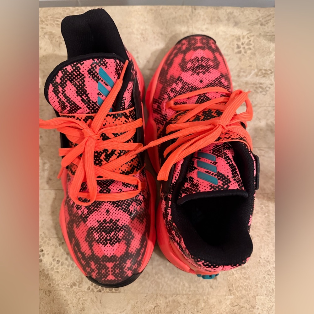 Adidas James Harden Volume 4 (signal coral) sneaker youth size 6 1/2